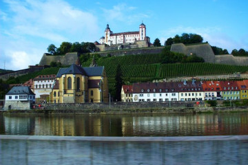 23 Wuerzburg_Main-Festung Marienberg und Kirche St. Burkard